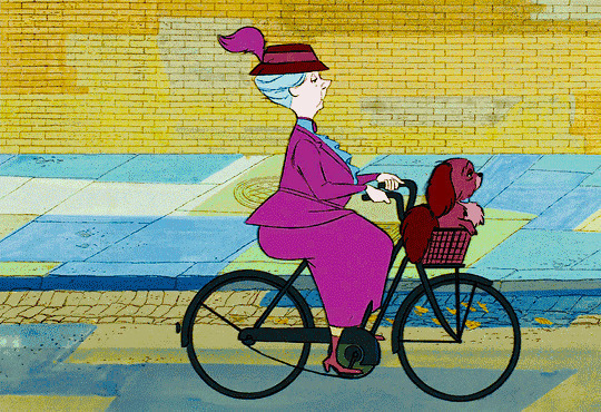 一位卡通老太太骑着自行车戴着狗狗gif图片:狗狗