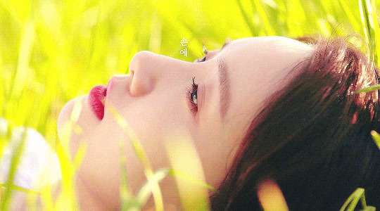 躺在草丛里的女神样子很美gif图片:女神