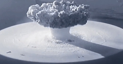 核武器在沙漠里爆炸产生巨大的威力gif图片