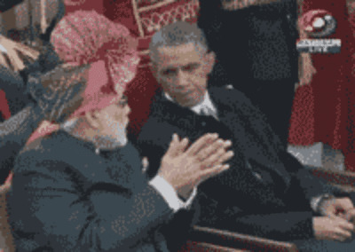 美国总统奥巴马与人交谈吃口香糖gif图片