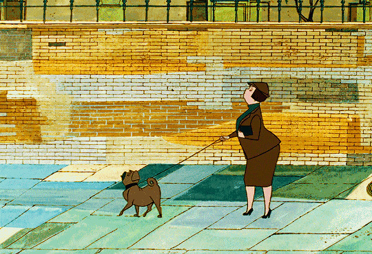 一位老妇人在大街上牵着狗狗遛弯gif图片:狗狗,溜狗
