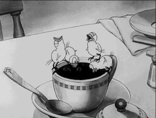 一群卡通小鸡站在咖啡杯子上喝咖啡gif图片:小鸡