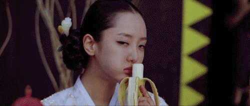 女人吃香蕉的样子很可爱gif图片
