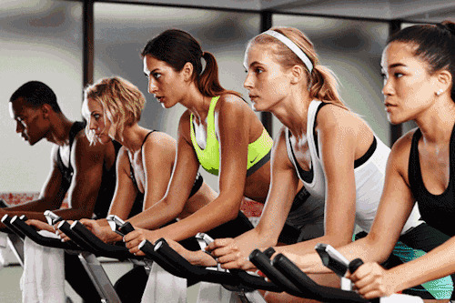 跑步机上的女人不停的在运动减肥gif图片
