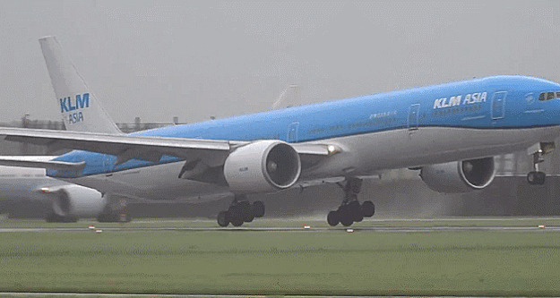 飞机在机场降落时摇摇欲坠gif图片:飞机