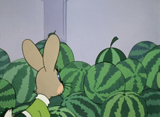 一只可爱的卡通小兔子挑西瓜gif图片