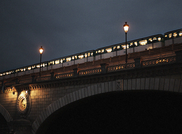 一辆火车慢慢的行驶通过大桥gif图片