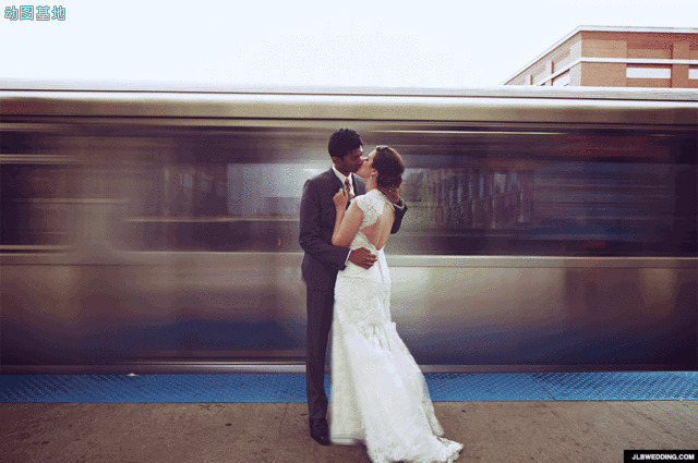 站台接吻的情侣gif图片:接吻