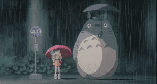 可爱的龙猫陪着卡通小孩在雨中一起打伞gif图片