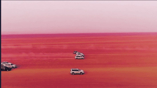 几辆跑车在红色的沙漠里加足了马里gif图片