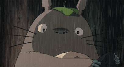 一只可怜的龙猫在屋檐下避雨gif图片
