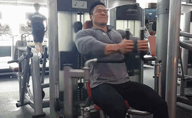 肌肉男在健身房疯狂的锻炼身体gif图片