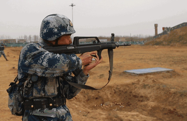 穿着军装的士兵拿着冲锋枪练习射击gif图片:士兵