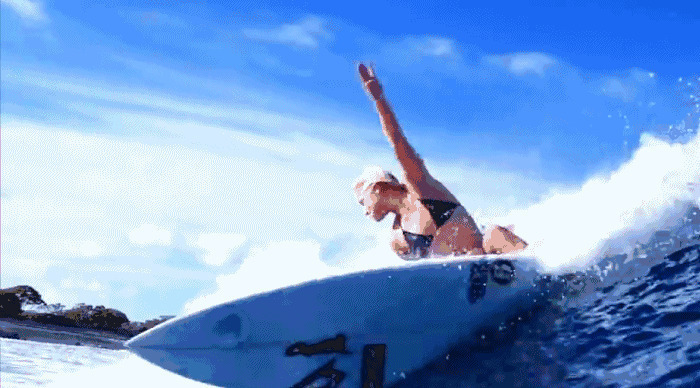 穿着比基尼的女孩在大海上激情的冲浪gif图片:冲浪