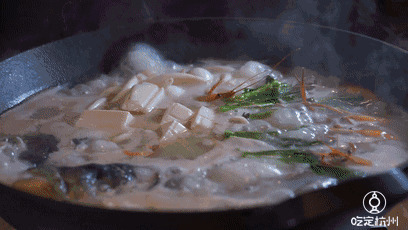 大铁锅豆腐炖鱼汤gif图片:豆腐