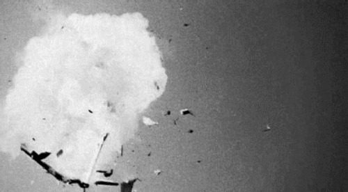 飞机在空中相撞爆炸机毁人亡gif图片:飞机