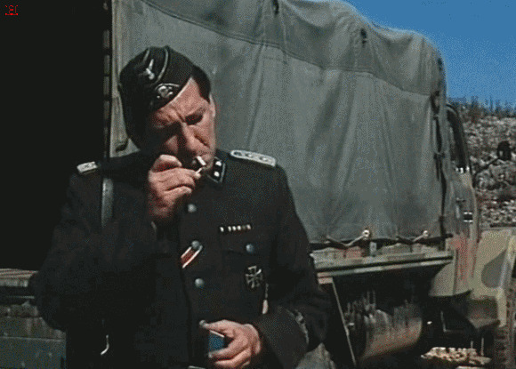 将军在野外站在汽车旁边抽烟gif图片:抽烟
