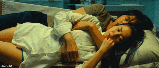 情侣拥抱在一起在沙发上睡觉gif图片:情侣