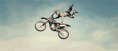 飞人杂技空中骑摩托表演gif图片
