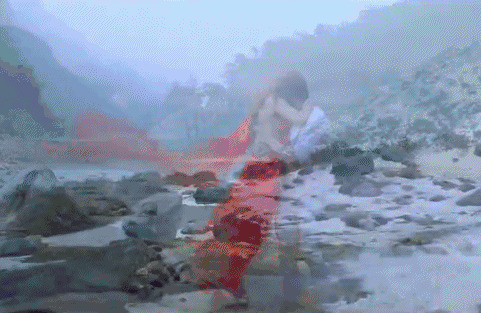 印度情侣在小溪边拥抱在一起gif图片