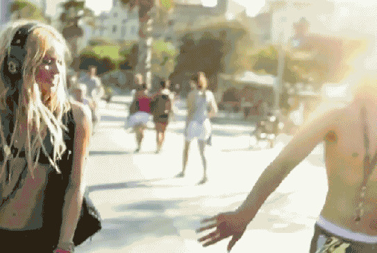 性感的法国女孩在海滩唱歌跳舞gif图片:跳舞