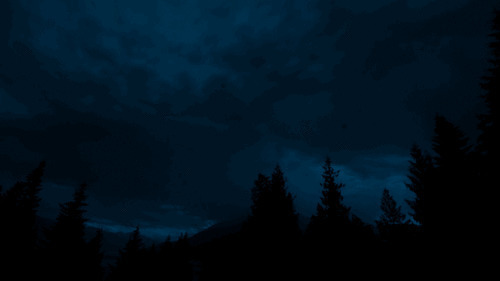 乌云密布阴沉。黑乎乎。电闪雷鸣gif图片:乌云