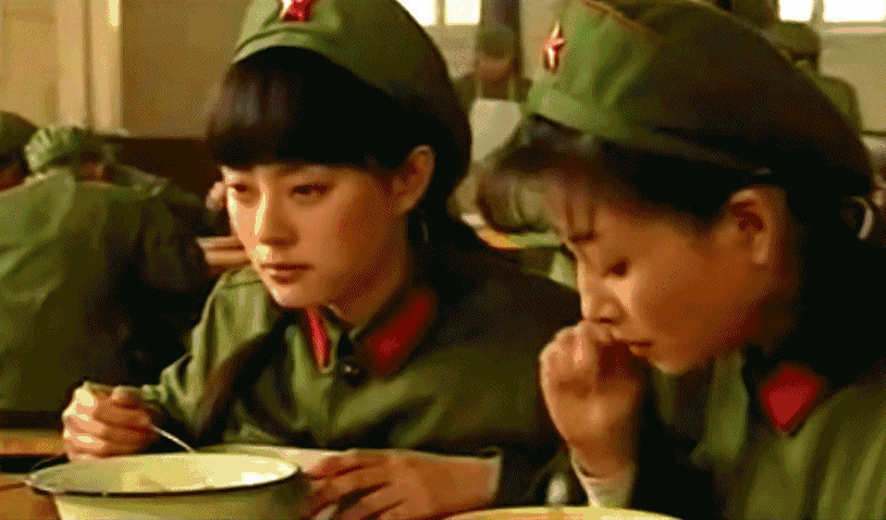 两个穿着绿军装的女孩坐在餐厅里吃饭gif图片