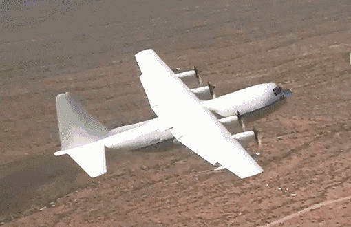 白色的飞机在沙漠的上空飞行gif图片:飞机