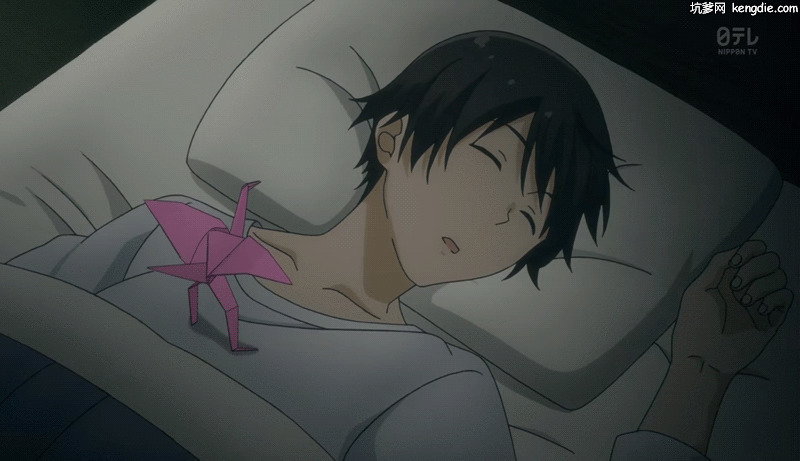 卡通男孩躺在床上睡觉一只千纸鹤落在了他的胸前gif图片:千纸鹤