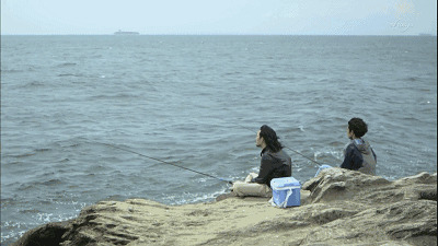 钓鱼爱好者在大海边钓鱼gif图片