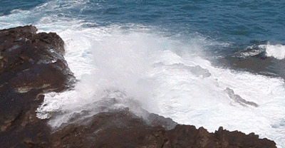 海浪不停的拍打着岸边的岩石gif图片