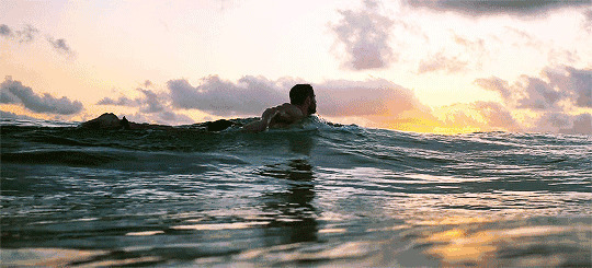 男孩在一望无际的大海里游泳gif图片