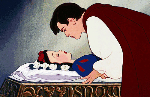卡通王子亲吻熟睡的公主gif图片