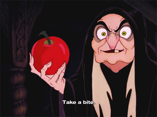 卡通女巫拿着一个红苹果gif图片