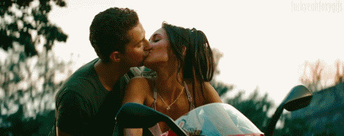 一对情侣骑着摩托车亲吻gif图片:亲吻