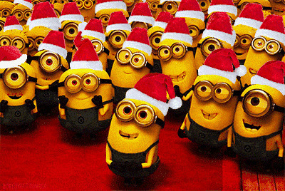 一群小黄人在一起戴着圣诞帽过圣诞gif图片