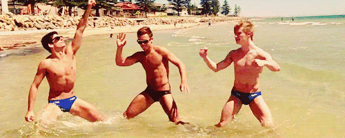 三个穿着裤衩的男人在海边跳舞gif图片:跳舞