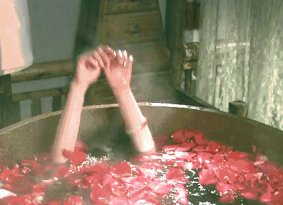 美女的女孩在鲜花浴盆里洗澡gif图片:洗澡
