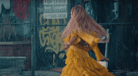 长发女孩穿着长裙子转身跳舞gif图片:跳舞