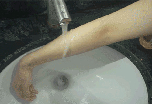 冲洗掉手上的泡沫动态图片