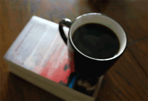 书本上放着一杯热气腾腾的咖啡gif图片:咖啡