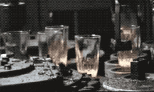 玻璃酒杯在生产线上制作的过程gif图片