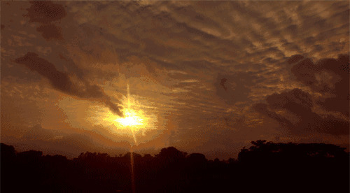 夕阳西下天空中飘过美丽的云彩gif图片