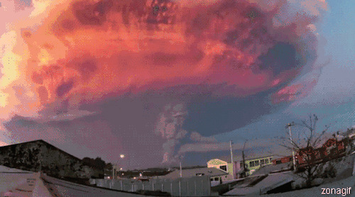 工厂发生爆炸上空一团红红的烟雾gif图片:爆炸