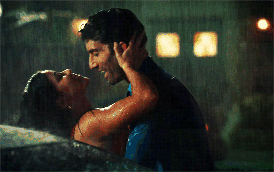 情侣在雨中激情的亲吻gif图片
