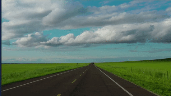 开车行驶在草原上的公路上漫天的白云gif图片