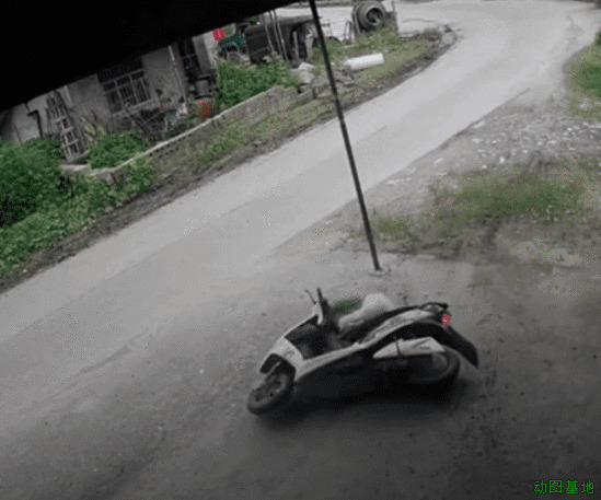 骑摩托撞向路边的杆子gif图片