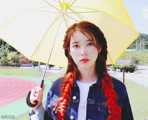 漂亮的女孩打着太阳伞扎着两个大辫子gif图片:太阳伞