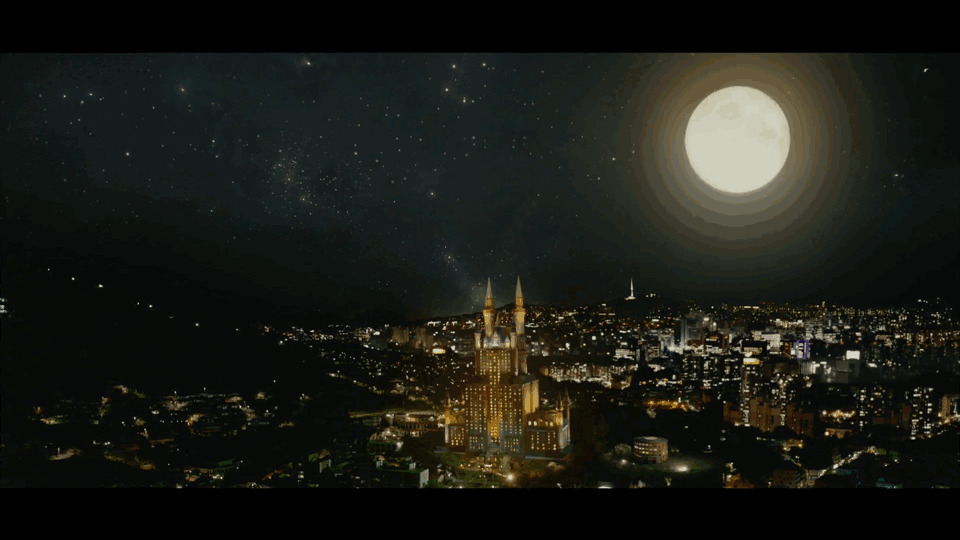 圆圆的月亮把整个城市都照亮了gif图片