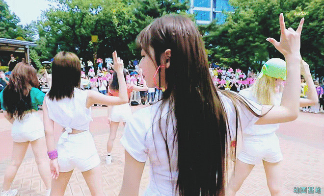 几位青春美少女在广场跳舞gif图片:跳舞
